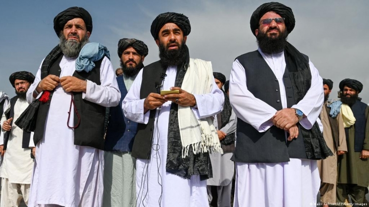 Talibanes celebran en el aeropuerto de Kabul la retirada del Ejército de los EEUU