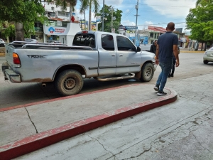 Un adolescente cae de vehículo en movimiento y queda grave en hospital de Culiacán