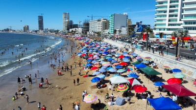 Aforo de ba&ntilde;istas en playas de Mazatl&aacute;n super&oacute; las 140 mil personas este s&aacute;bado: Coordinaci&oacute;n de Protecci&oacute;n Civil