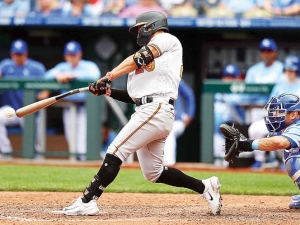 Ram&oacute;n Ur&iacute;as emerge de la banca y permite triunfo de Orioles; le ganan a los Royals 13-10