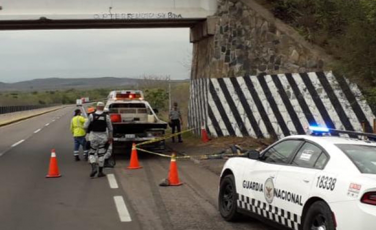 Ejecutan a tres jóvenes y los tiran a lado de la autopista Mazatlán-Culiacán