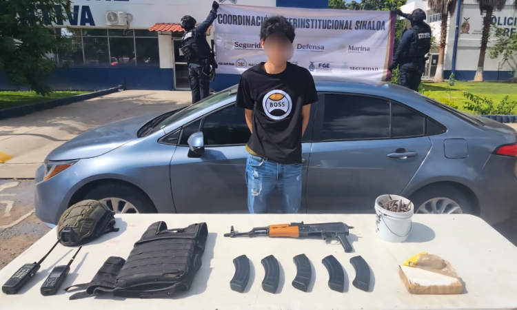 Distintas fuerzas especiales de Seguridad confiscan un veh&iacute;culo y detienen a un civil con arma larga, municiones y droga, en Culiac&aacute;n