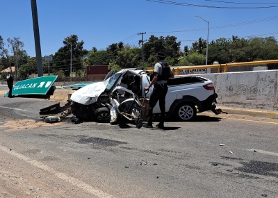 &Aacute;ngel sufre aparatoso choque sobre 'La Costerita', en Culiac&aacute;n; queda prensado sobre los fierros y sobrevive