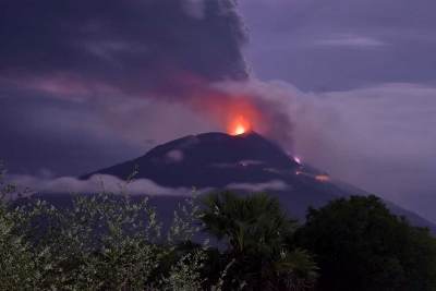 Erupci&oacute;n volc&aacute;nica en Indonesia provoca evacuaci&oacute;n masiva