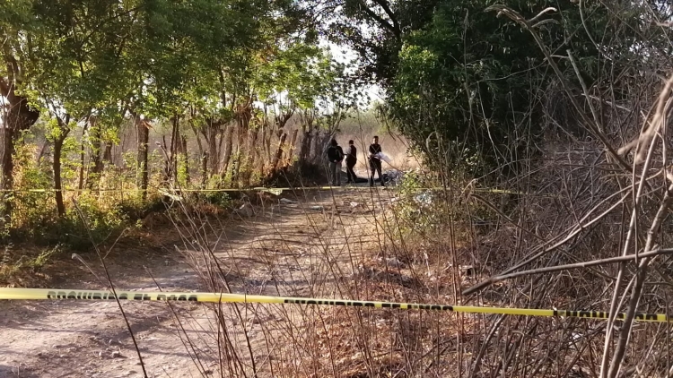 Localizan a un hombre sin vida envuelto en bolsas negras