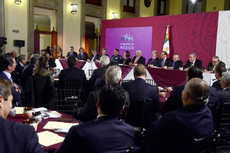 AMLO compromete a empresarios para rifa