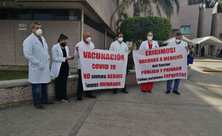Personal m&eacute;dico de Los Mochis se queja de que no los han vacunado contra el Covid-19