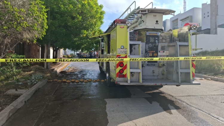 Gatilleros incendian vivienda en el Fraccionamiento Colinas de San Miguel, en Culiac&aacute;n