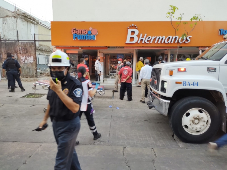Colapsa el techo de Zapatería en el centro de Culiacán