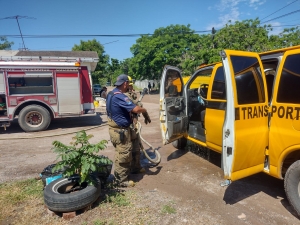 Motor de transporte escolar de k&iacute;nder se incendia, ni&ntilde;os fueron puestos a salvo por la conductora