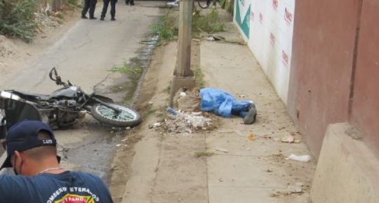 Motociclista esquiva un gallo y le costó la vida, en Mazatlán