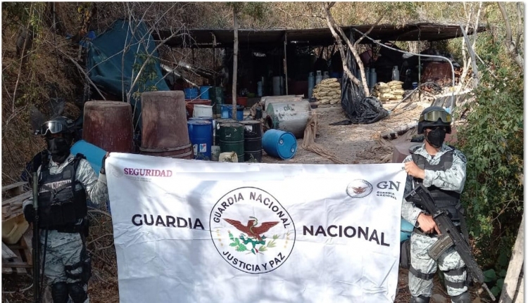 Guardia Nacional y Ejército Mexicano detuvieron a tres personas, aseguraron armamento, vehículos, droga, equipo táctico,1 laboratorio clandestino en Sinaloa, Chiapas y Michoacán