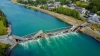 Colapsa puente de madera en Noruega: dos conductores son rescatados del agua