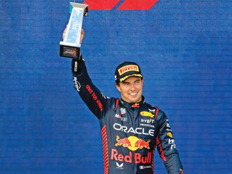'Checo' P&eacute;rez luce en Miami, no suelta el podio; Verstappen se queda con la victoria