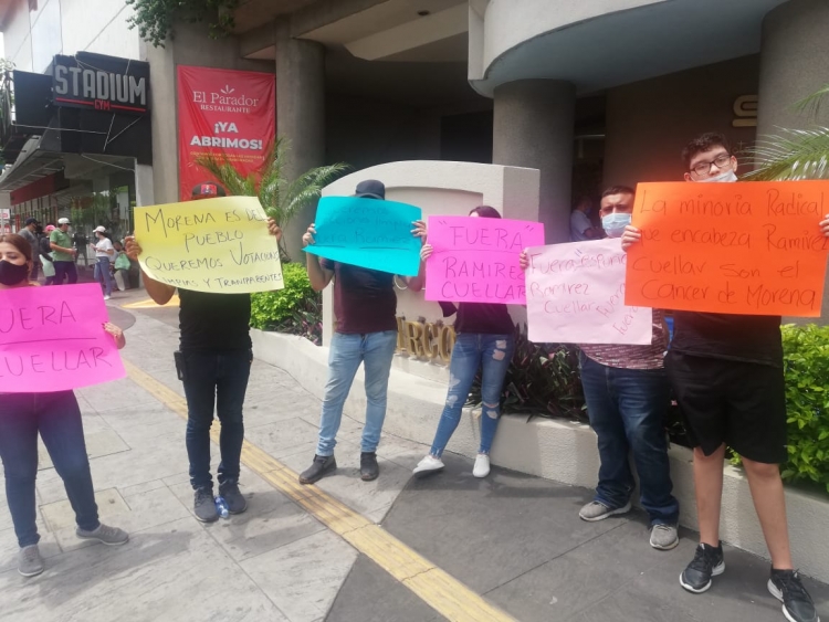 Militantes de Morena se manifiestan en contra de Ramirez Cuellar