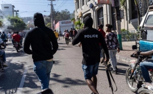 Polic&iacute;as de Hait&iacute; toman oficina del primer ministro y aeropuerto tras asesinato de 6 agentes