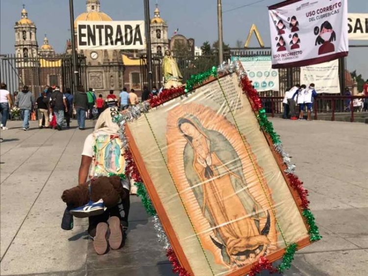 Peregrinos llegan de rodillas, caminando o en bici a visitar a la Virgen de Guadalupe