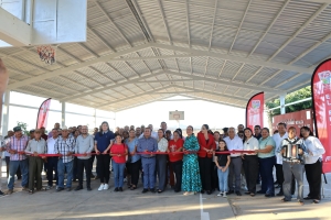 El alcalde Jorge Bojórquez cumple compromiso con la comunidad de Bachoco al entregar techumbre metálica