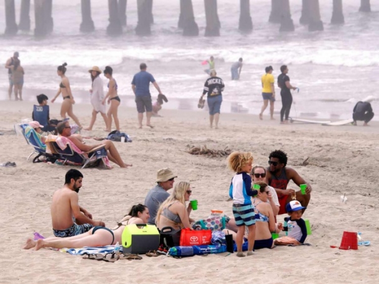 En California ignoran medidas sanitarias y tras un lleno total en playas, ordenan cerrarlas