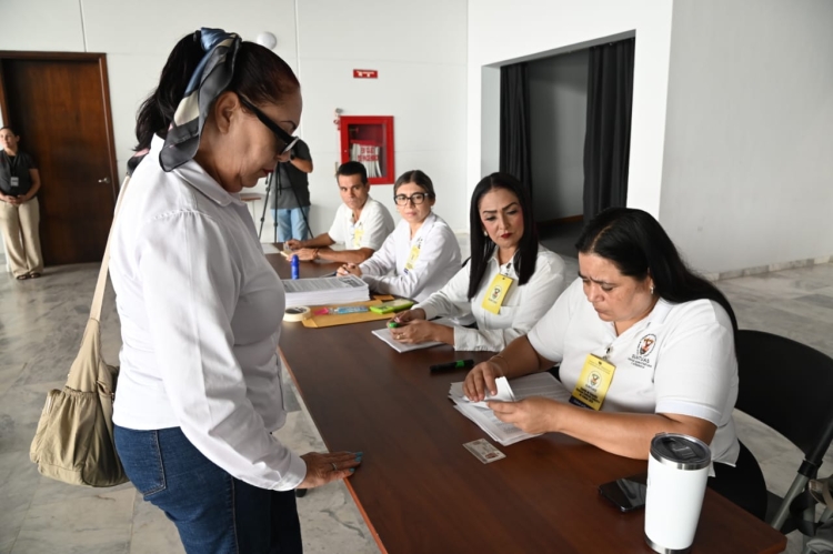 Trabajadores sindicalizados activos y jubilados de la UAS acuden a ejercer su voto en Consulta sobre la Reingenier&iacute;a Normativa convocada por el SUNTUAS