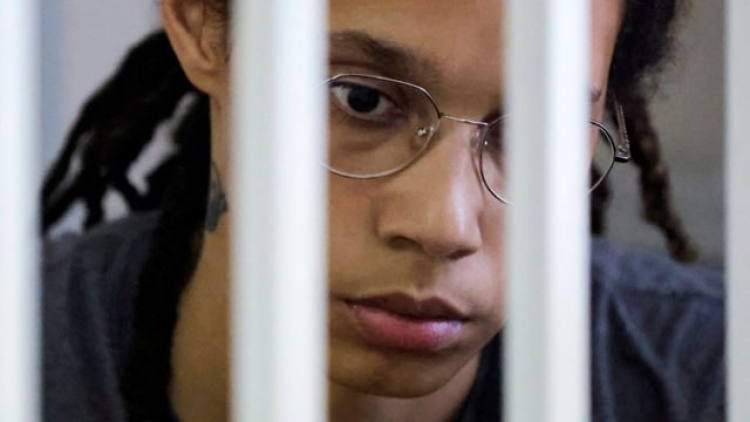 Rusia condena a 9 a&ntilde;os a basquetbolista de EU Griner por caso de drogas; Biden exige liberaci&oacute;n