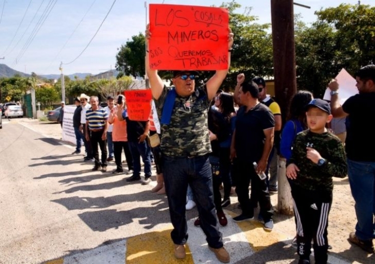 &ldquo;SOS&rdquo; Se manifiestan Mineros de Cosal&aacute; ante AMLO