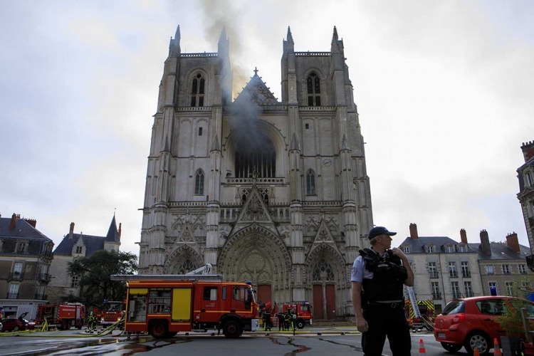 Se incendia catedral g&oacute;tica del siglo XVI en Francia, queda da&ntilde;ada