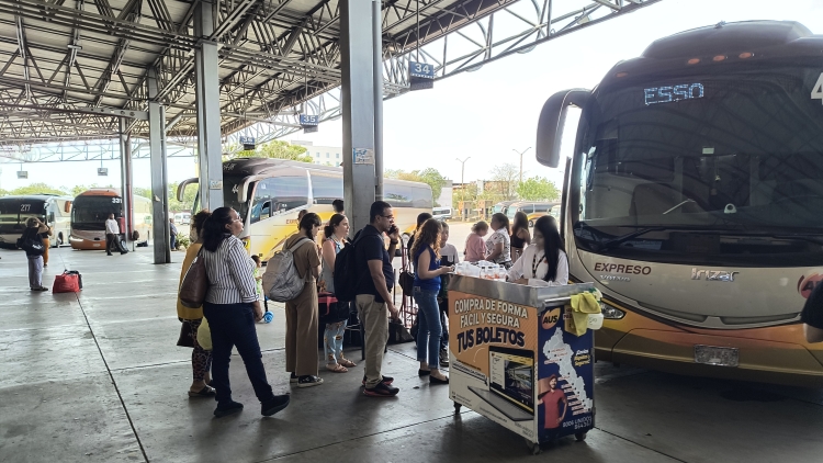 Alta afluencia de salidas y llegadas a la terminal de autobuses de Culiacán, previo a SS