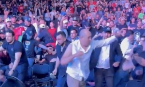 ¡A puñetazos y patadas! Aficionados protagonizan pelea campal en las gradas durante la UFC México 2024
