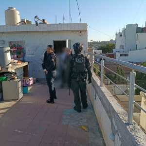 Intentaba arrojarse de un edificio y policias municipales la salvan