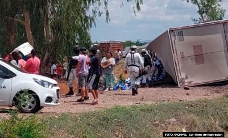 Tráiler con doble remolque sufre volcadura en la salida norte de Mazatlán