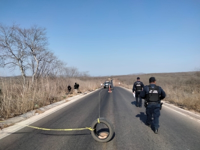 El cuerpo de un hombre asesinado a balazos fue hallado aun costado de la carretera al ejido La Pitayita