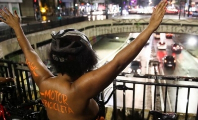 Ciclistas se manifiestan desnudos en Sao Paulo para sensibilizar sobre accidentes