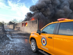 Incendio en almacén de combustible esta controlado casi en su totalidad: Protección Civil