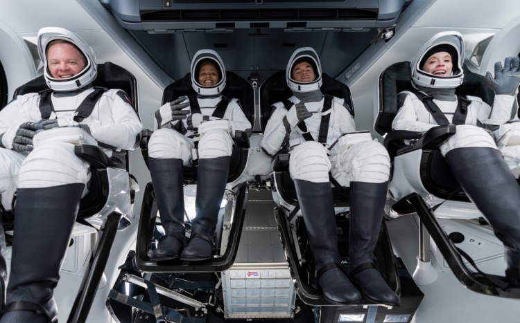 ¿Cómo es la vida a bordo de la cápsula Dragon de SpaceX? Esto revelan los turistas espaciales