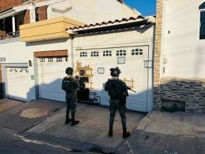 En Mazatl&aacute;n: Semar y Armada de M&eacute;xico catean inmueble y aseguran veh&iacute;culos blindados y armamento y cartuchos