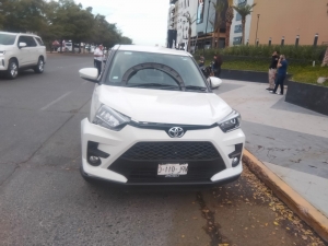 Un motociclista result&oacute; con fractura en la mano luego de impactarse contra un autom&oacute;vil, en el sector de Tres R&iacute;os
