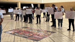 Se manifiestan estudiantes en palacio de Gobierno, exigen seguimiento con la Gobernadora de falta de predios