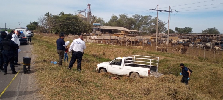 Trágica muerte sorprende a un menor que traspanaba a un lado de la carretera, en Navolato