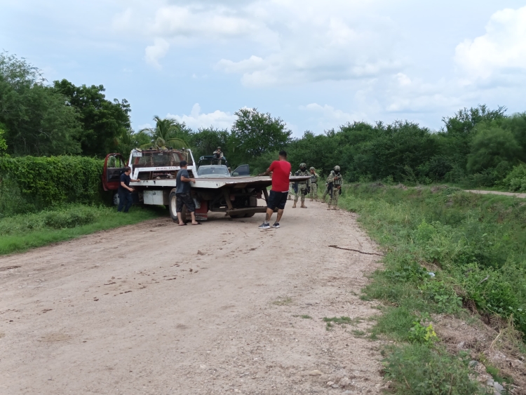 Dos hombres y una mujer resultan heridos tras caer con su camioneta a un canal en Culiac&aacute;n