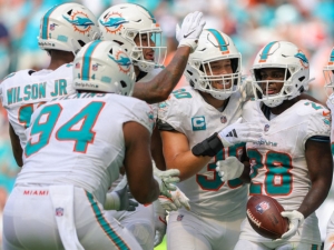 Delfines de Miami propina paliza hist&oacute;rica de 70-20 a los Broncos de Denver