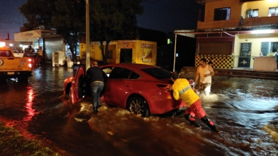 Mazatl&aacute;n presenta afectaciones por fuertes lluvias y actividad el&eacute;ctrica,  se ingresaron al sistema de alerta web 40 reportes de apoyo a la ciudadan&iacute;a de los cuales 2 son de embarcaciones varadas