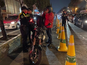Multan a 33 motociclistas por incumplir Reglamento de Tr&aacute;nsito en CDMX; 16 motos van al corral&oacute;n