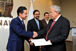 Por fin, Rocha toma protesta a subsecretarios de Econom&iacute;a