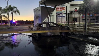 Incendian un veh&iacute;culo en la entrada de colegio Altum en Portalegre