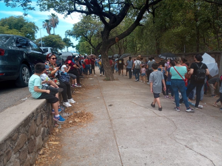 Con saturaci&oacute;n, calor y ni&ntilde;o extraviado arranca la vacunaci&oacute;n Covid a menores de 5 a 11 a&ntilde;os de edad