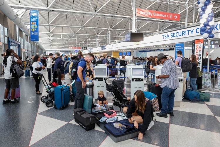 Tornado ocasiona retrasos y cancelaciones en cientos de vuelos en el Aeropuerto de Chicago
