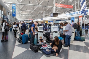 Tornado ocasiona retrasos y cancelaciones en cientos de vuelos en el Aeropuerto de Chicago