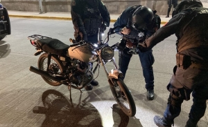 Policías Estatales recuperan motocicleta robada y aseguran al conductor