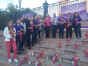 Mujeres de colectivos, organizaciones y partidos pol&iacute;ticos se manifiestan contra casos de feminicidio, y Plan B